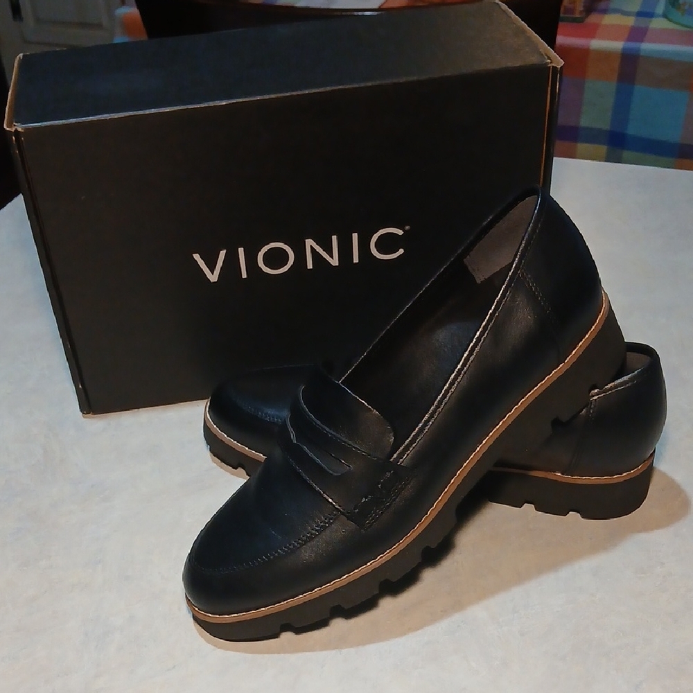Vionic Women's Black Leather Flats